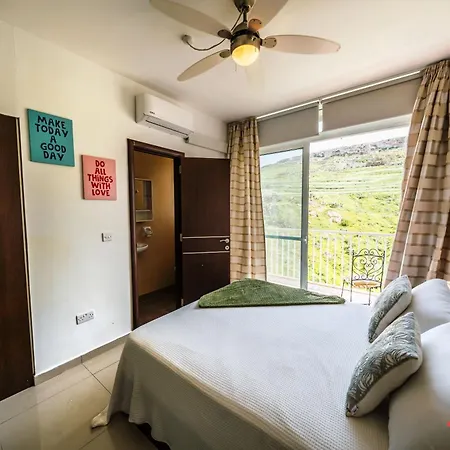 Peaceful Valley Views, A Short Walk From The Coast